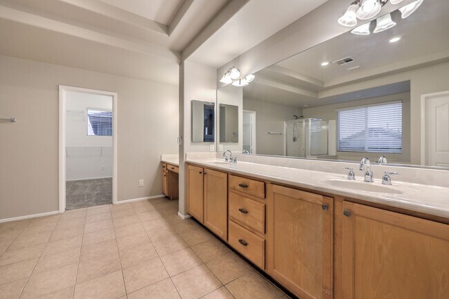 Building Photo - Gorgeous 6Bed/5Bath/4Car, 2-Story Home located in the Mountains Edge