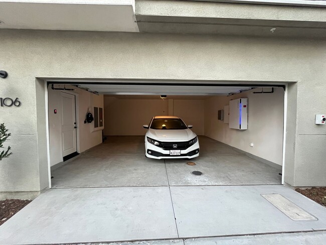 Building Photo - Welcome to modern living in the sought-after Rancho Peñasquitos neighborhood!