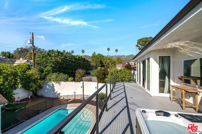 Building Photo - 523 E Fairmount Rd