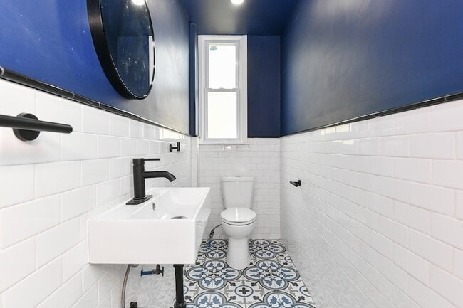 Building Photo - 540 61st St