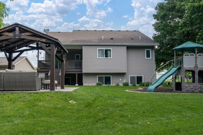 Building Photo - Stunning rambler on Tanager Road!