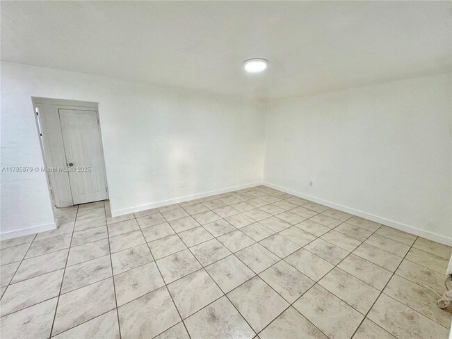 Building Photo - 550 SW 10th St