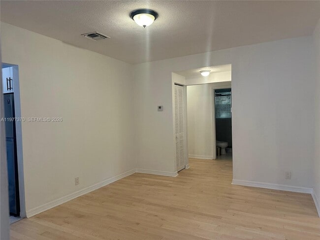 Building Photo - 725 Navarre Ave