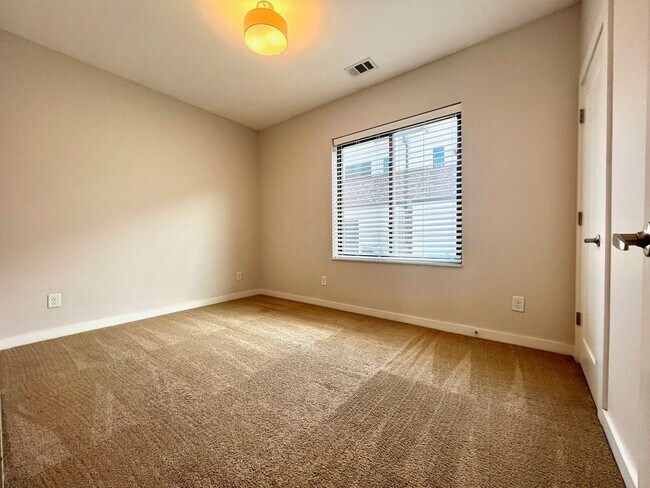 Building Photo - 3 bed/3 bath with Attached 2 Car Garage in East Nashville