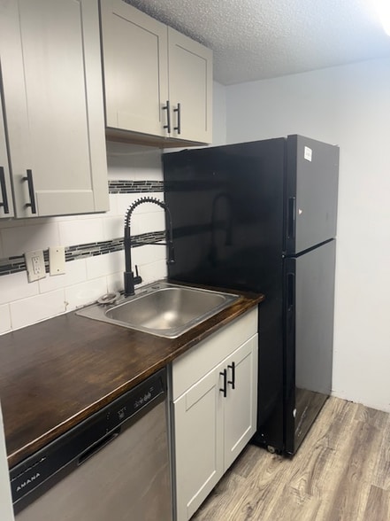 Building Photo - 100 Lewis Dr