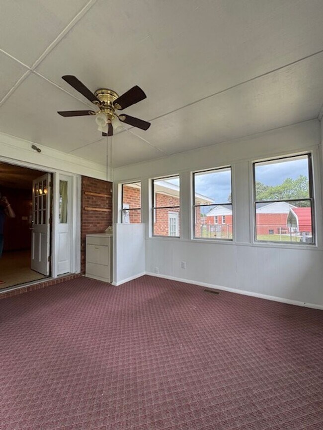 Building Photo - 709 Luther Dr