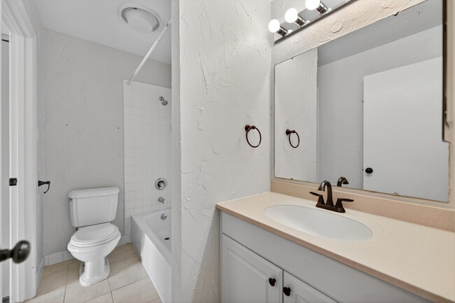 Building Photo - 1700 Lakecliffe Dr