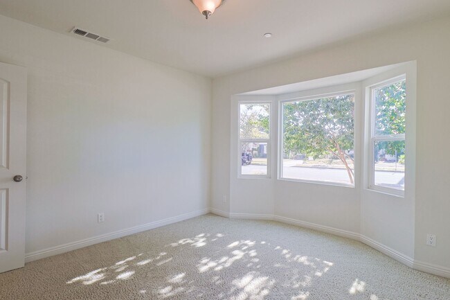 Building Photo - Amazing 4-bedroom + 3-bathroom house in Ma...