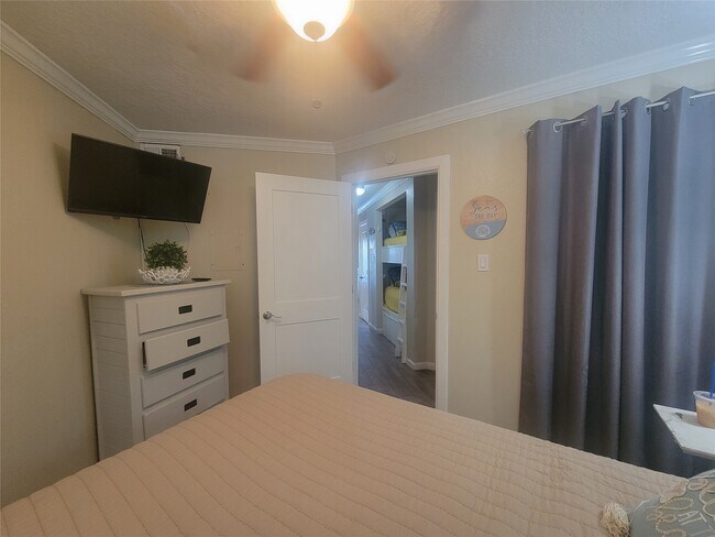 Building Photo - 6300 Seawall Blvd