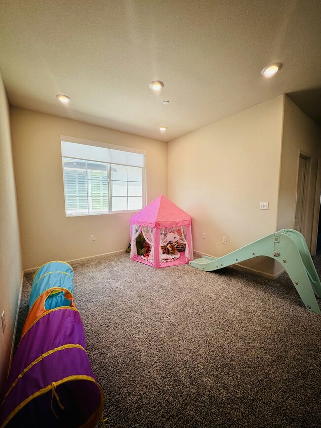 Building Photo - 3026 Kenwood Cir