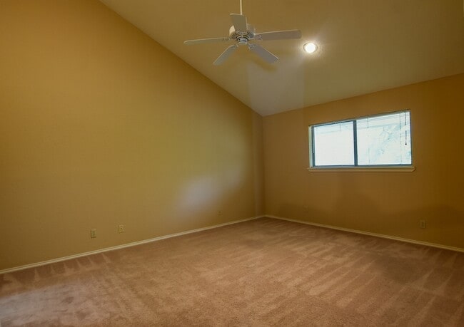 Building Photo - On Golf Course Townhome