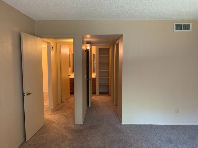 Building Photo - Lovely one bedroom condo in excellent loca...