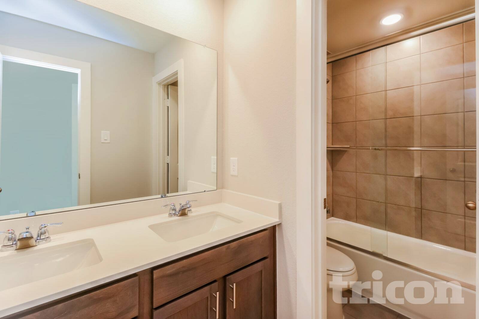 Building Photo - 9835 Willow Creek Commerce Dr