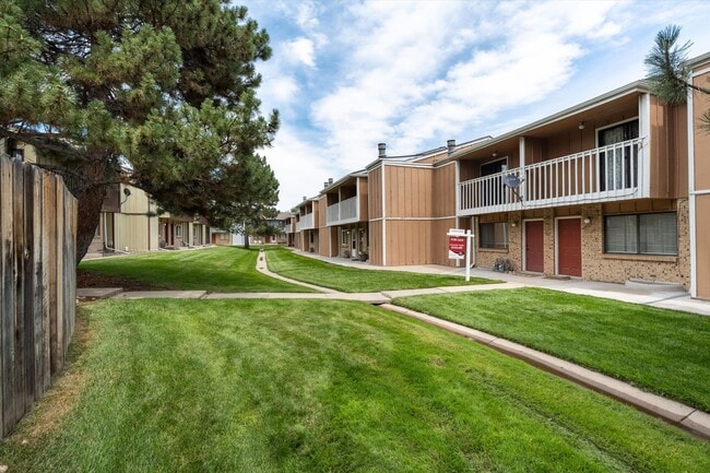 Building Photo - 2 bedroom 3 bath Updated townhome in Lakewood!