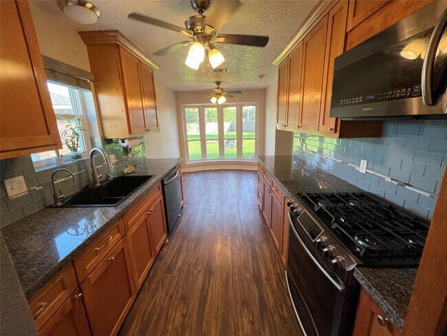Building Photo - 16510 Oxnard Ln