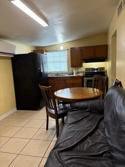 Kitchen & Dinning - 134 Roberts St