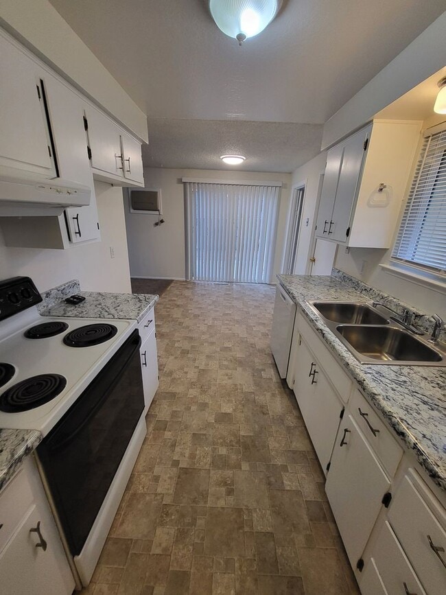 Building Photo - 4993 August Dr