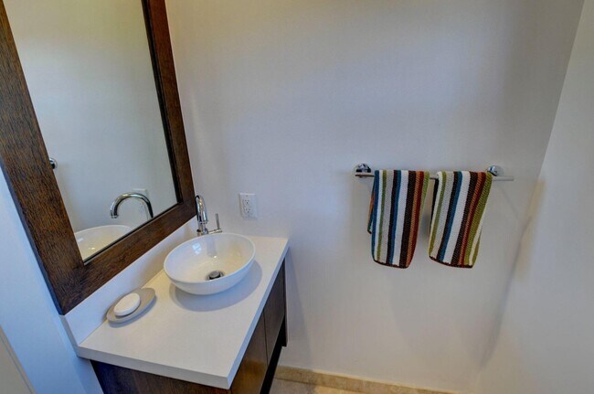 Building Photo - 1121 Bel Air Dr