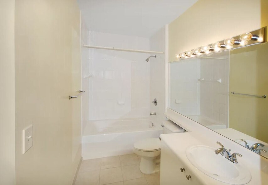 Building Photo - 8010 N Nob Hill Rd