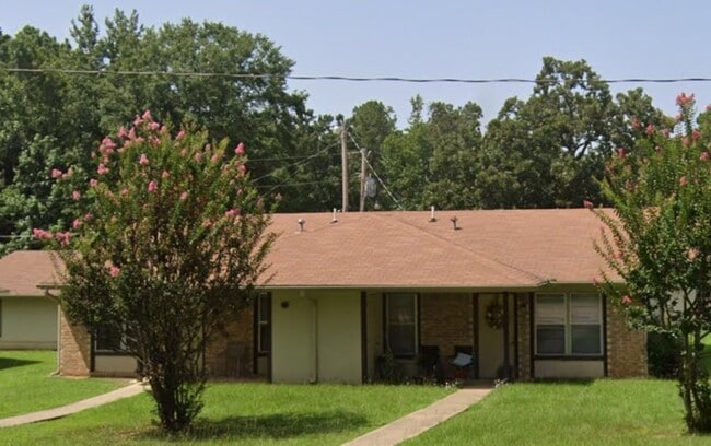 Building Photo - 1001 Lakeview Dr