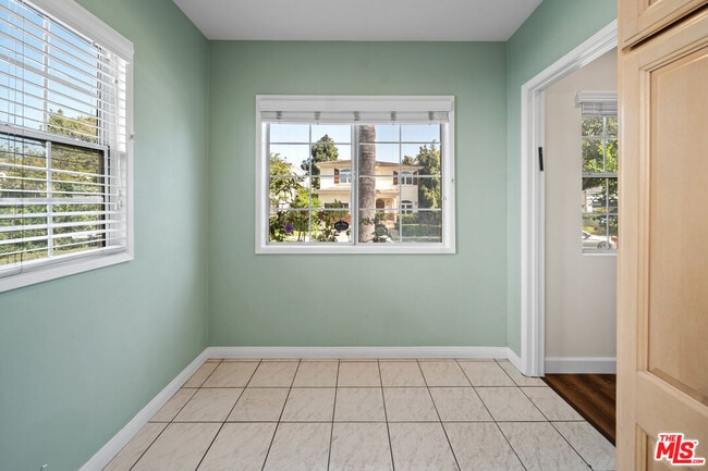 Building Photo - 1453 S Durango Ave