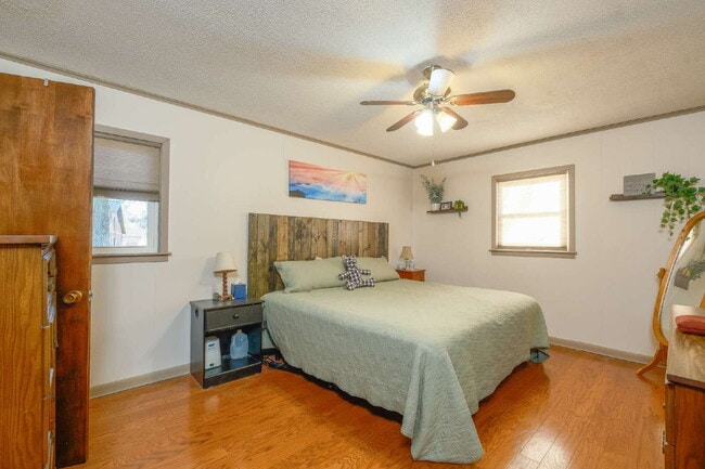 Building Photo - 104 Cheyenne St