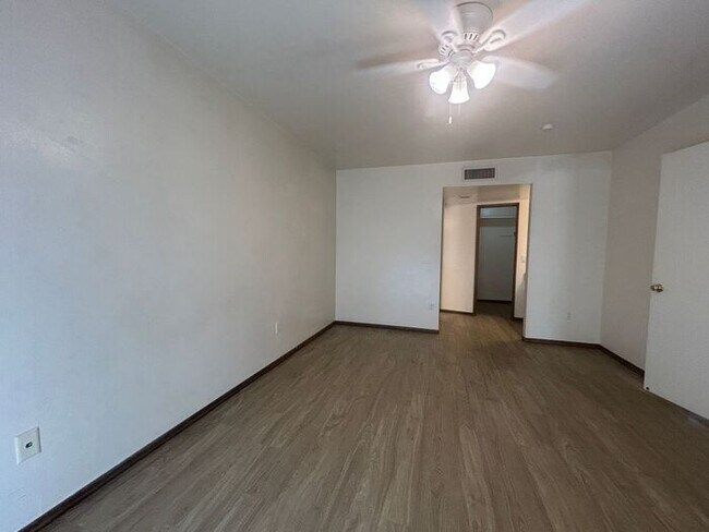 Building Photo - 2141 E Manhatton Dr