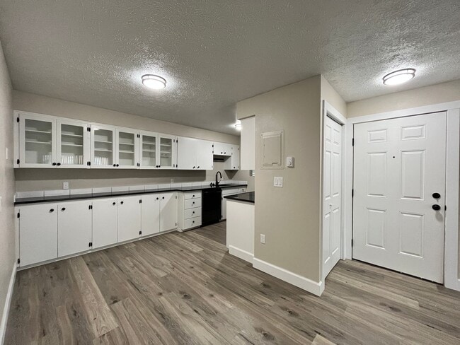 Building Photo - Contemporary 2 Bedroom / 1 Bath in Charming Cliff-Cannon Suburb