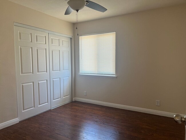 Building Photo - 4 bedroom 2bathroom Home Available now!