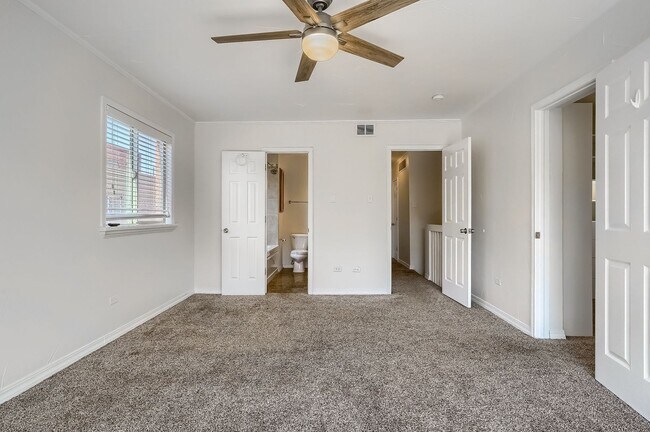 Building Photo - 3 Bed / 2 Bath Capitol Hill Condo | 2 Parking Spaces | Balcony | Walk Score 95 "Free April Rent"