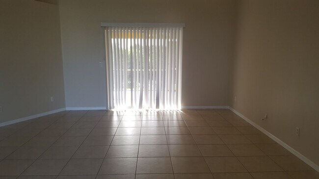 Building Photo - 1405 NE 5th Pl