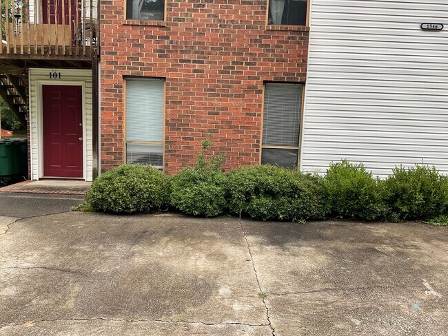 Building Photo - 1546 Hamilton Dr