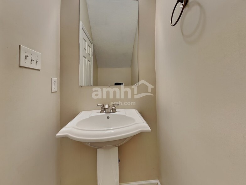 Building Photo - 10900 Aspen Grove Way