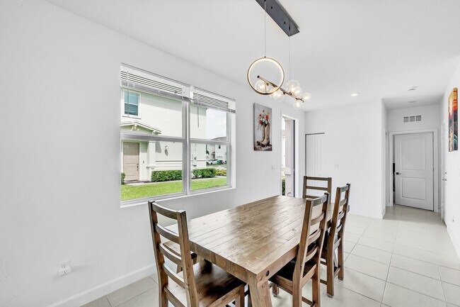 Building Photo - 235 SE Woodbark St