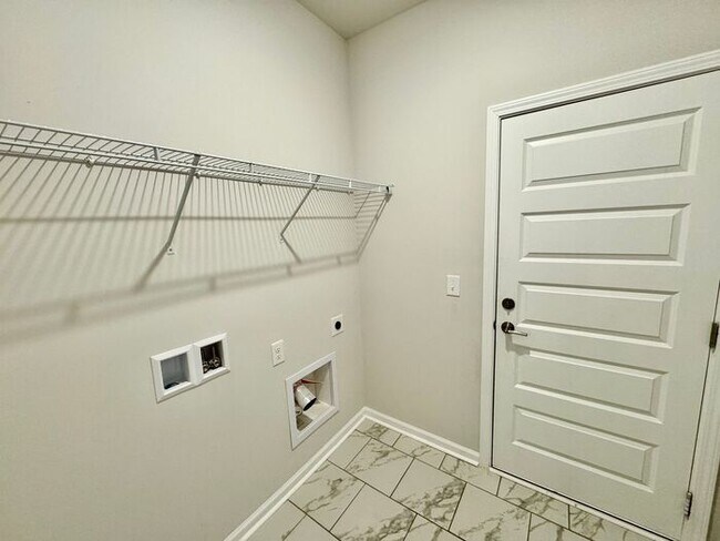 Building Photo - Great Athens location!