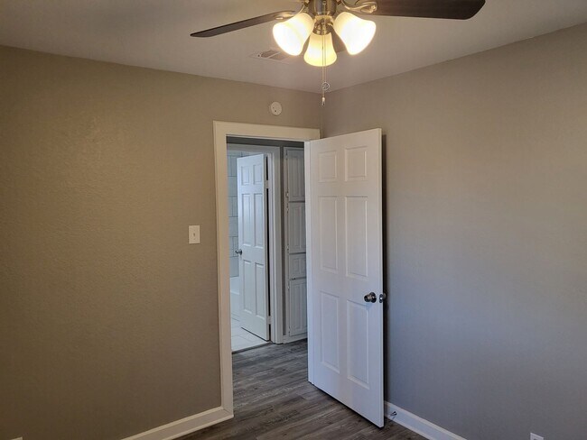 Building Photo - Charming 3bd 2 bth