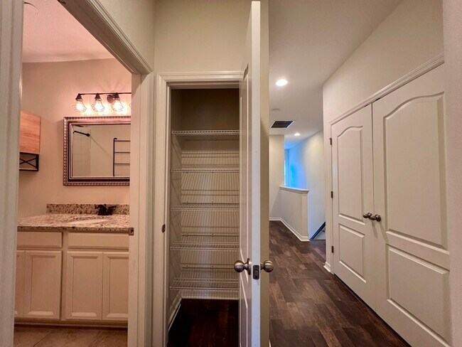 Building Photo - Gorgeous 3 bedroom, 2½ bath, 2 STORY townhome