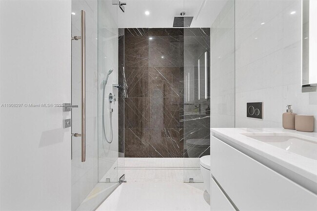 Building Photo - 300 Biscayne Blvd Way