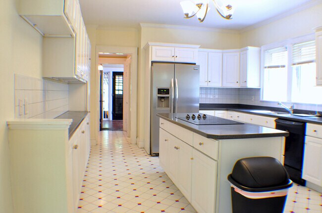 Building Photo - 826 Maryland Ave