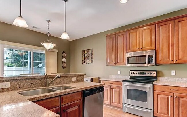 Building Photo - EXCELLENT LOCATION! 5 Bedroom home in gate...