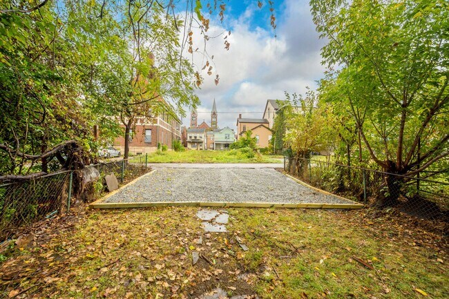 Building Photo - Stunning 3 bedroom home in Pittsburgh avai...