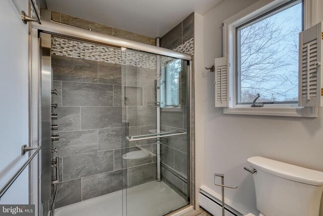 Building Photo - 427 Greenwood Rd