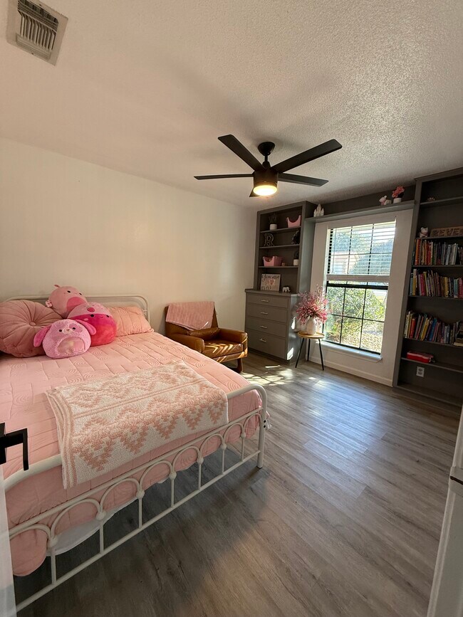 Building Photo - 3402 Azalea Dr