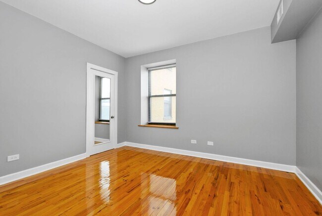Building Photo - Beautiful 2Bed/1Bath in South Shore
