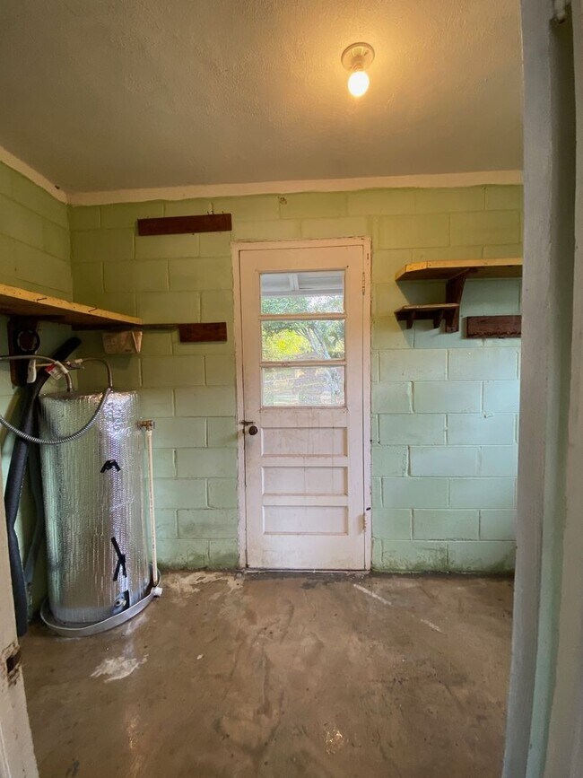 Building Photo - 2 Bed 1 Bath Home | Carport | Pet Friendly with Fenced Yard | Washer Dryer Hook Ups | Section 8 W...