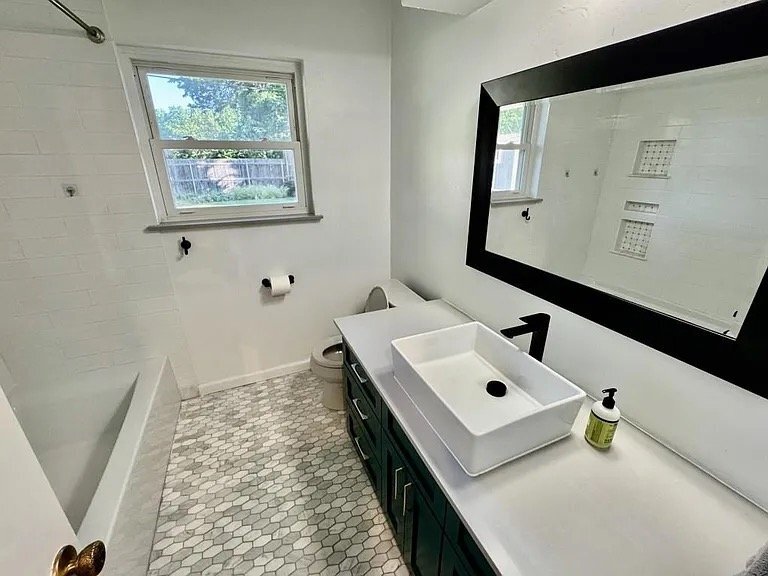 Building Photo - 3028 Berkshire Way