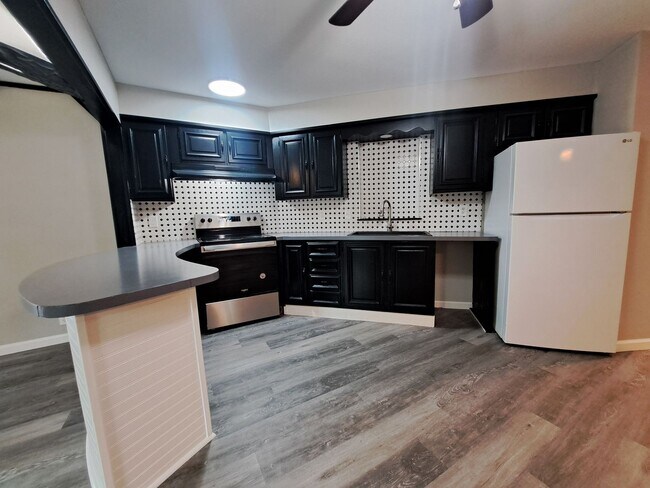 Building Photo - Nicely Renovated 3BR/2BA Mobile Home in Ba...