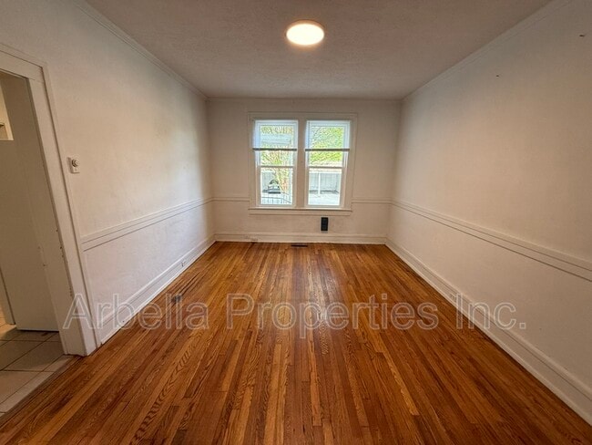 Building Photo - 703 E Unaka Ave