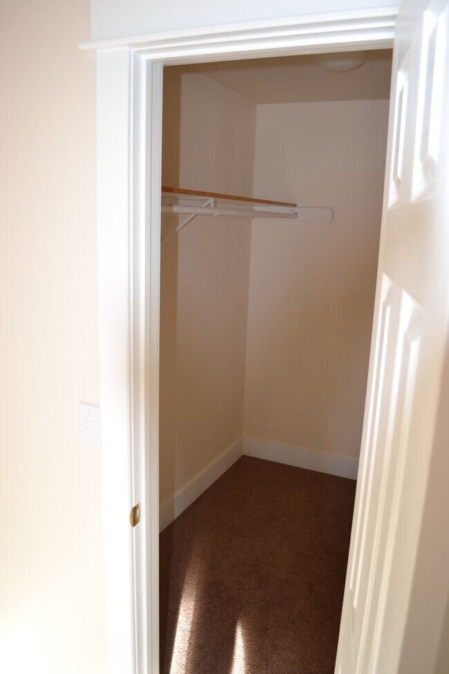 Building Photo - Oak Street Duplex