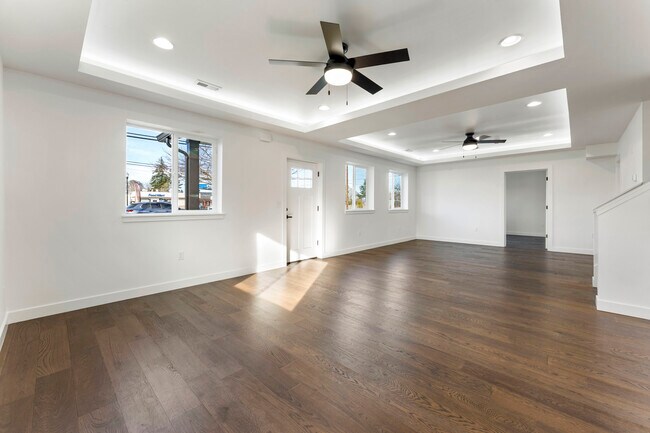 Building Photo - 413 S Trade St